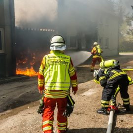 Carport brennt – Feuerwehr verhindert Übergreifen auf Wohngebäude Carport brennt – Feuerwehr verhindert Übergreifen auf Wohngebäude