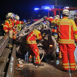 Feuerwehr befreit eingeklemmt Frau – Löschfahrzeug rutscht in den Graben Feuerwehr befreit eingeklemmt Frau – Löschfahrzeug rutscht in den Graben