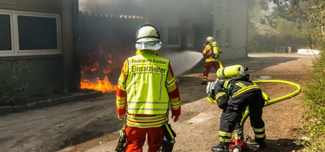 Carport brennt – Feuerwehr verhindert Übergreifen auf Wohngebäude