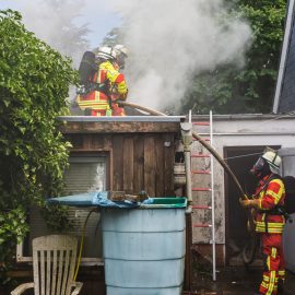 Garagenband: Feuerwehr rettet Person aus Haus Garagenband: Feuerwehr rettet Person aus Haus