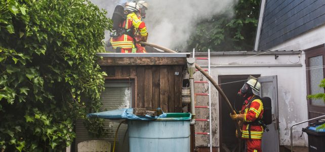 Garagenband: Feuerwehr rettet Person aus Haus