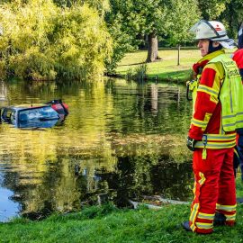 PKW fährt in den Klosterhof-Teich PKW fährt in den Klosterhof-Teich