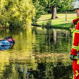 PKW fährt in den Klosterhof-Teich PKW fährt in den Klosterhof-Teich