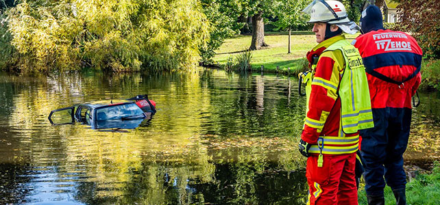 PKW fährt in den Klosterhof-Teich