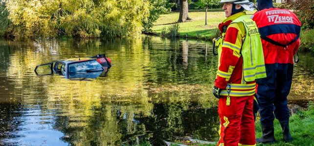 PKW fährt in den Klosterhof-Teich PKW fährt in den Klosterhof-Teich