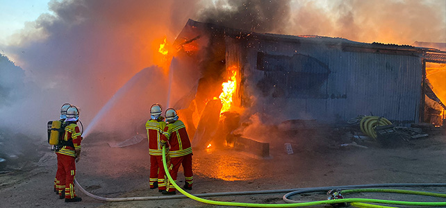 Großfeuer vernichtet Heu- und Strohlager