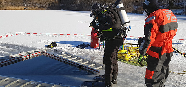 Feuerwehrtaucher unter dem Eis