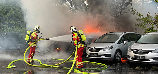 Mehrere Fahrzeuge brennen auf Hof von Autohaus