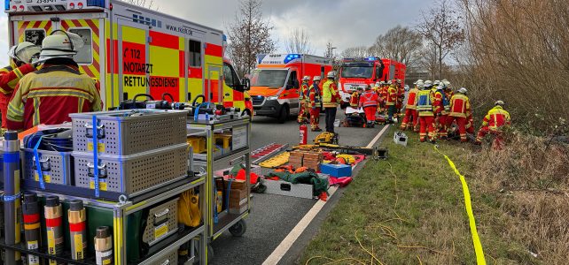 Zwei Personen nach Verkehrsunfall gerettet