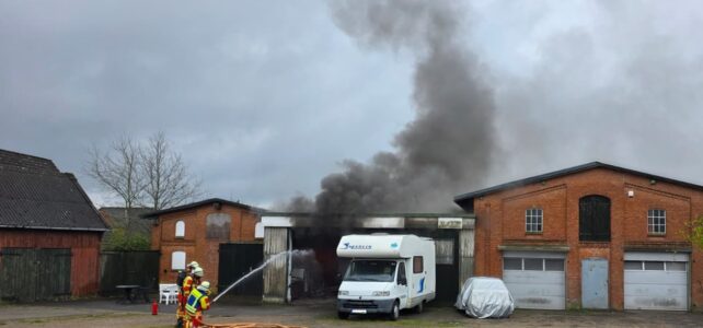 Brennender PKW in KFZ Werkstatt – Starke Rauchentwicklung in Edendorf